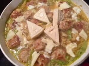 Dodawanie sera do serowego garnka