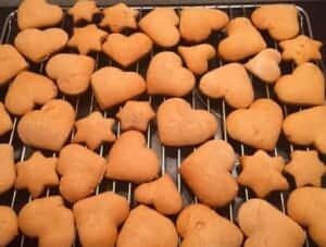 Domowe pierniczki alpejskie po upieczeniu