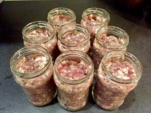 Napełnianie słoików masą mięsną na domową kiełbasę