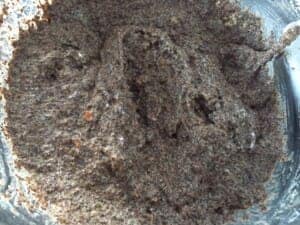 Mieszanie masy do makowca na kruchym cieście