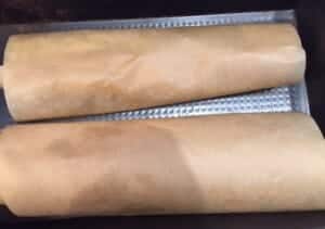 Zwinięty makowiec na Wielkanoc gotowy do pieczenia