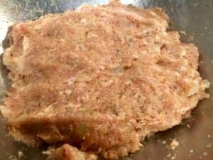 Mięso mielone w misce do przygotowania serowego garnka