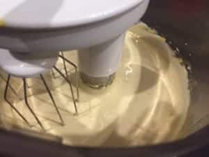 Piana z białek przygotowywana do przepisu na pierniczki alpejskie