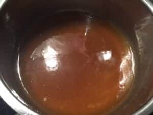 Podgrzany miód z masłem do przepisu na domowe pierniczki alpejskie