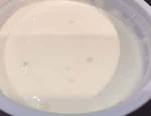 Śmietana wymieszana z sodą do ciasta na pierniczki alpejskie