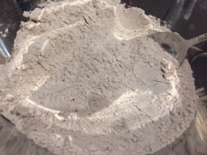 Miseczka z mąką i kakao do ciasta na pierniczki alpejskie