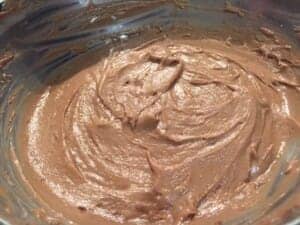 Mieszanie składników na ciasto do domowych pierniczków alpejskich