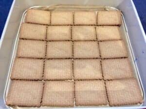 Układanie herbatników pod Karmelowiec - ciasto bez pieczenia, przepis krok po kroku