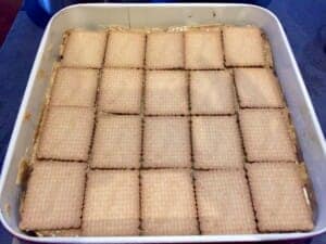 Układanie wierzchniej warstwy herbatników na Karmelowcu