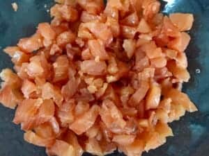 Pasta z wędzonego łososia – przygotowanie składników do przepisu