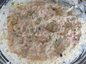 Pasta z łososia wędzonego w przygotowaniu – mieszanie składników przepisu