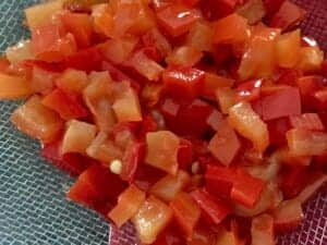 Papryka jako dodatek do pasty z łososia wędzonego w muszlach makaronowych