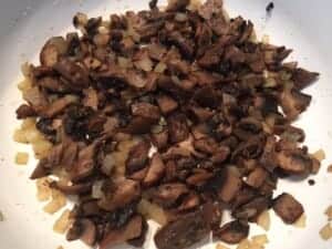 Nadzienie do wigilijnych pasztecików z ciasta francuskiego przygotowane z pieczarek