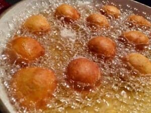 smażenie pączków serowych