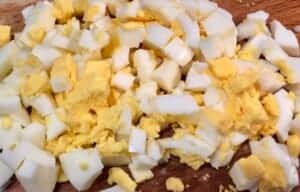 jajka na twardo pokrojone do sałatki