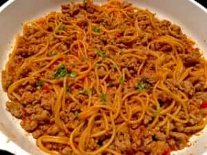 dodanie przecieru pomidorowego do szybkiego spaghetti