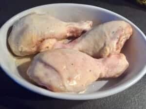 Kurczak pieczony w maślance ułożony w naczyniu żaroodpornym