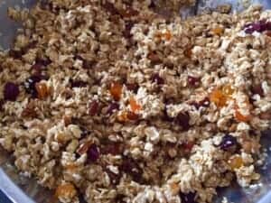 Mieszanie składników na zdrowe ciasteczka owsiane