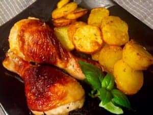 Kurczak pieczony w maślance podany na talerzu – domowy przepis