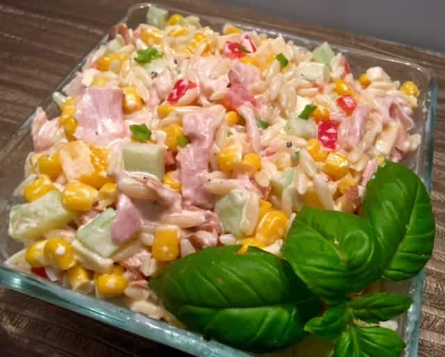 pyszna sałatka z wędzonym kurczakiem i makaronem