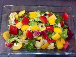 Pokrojona papryka dodawana do sałatki