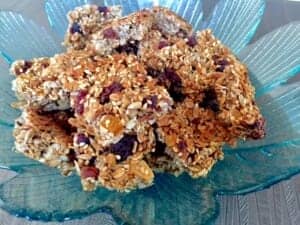 Gotowe zdrowe ciasteczka owsiane pokrojone na równe kawałki.