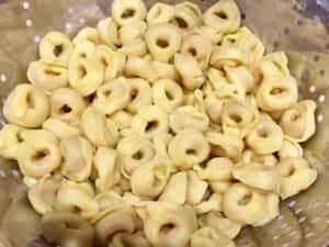 ugotowany makaron tortellini do sałatki