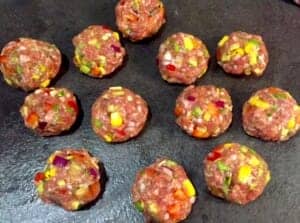 formowanie klopsików mięsno warzywnych przed smażeniem