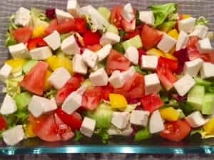 Mozzarella pokrojona w kostkę w sałatce