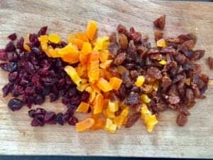 Pokrojone suszone owoce jako dodatek do zdrowych ciasteczek