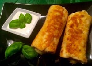 krokiety z gyrosem podane z sosem czosnkowym