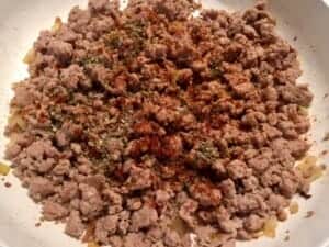 podsmażanie mięsa z cebulą i czosnkiem na szybkie spaghetti