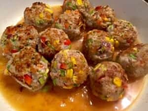 duszenie klopsików w bulionie