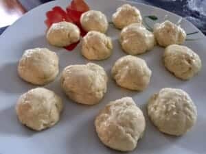 formowanie kulek z ciasta na błyskawiczne pączki