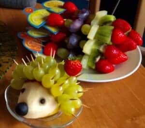 Winogronowe jeże - owocowe koreczki - IMG 2947