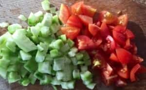 warzywa do sałatki z kaszą kuskus pokrojone w kostkę