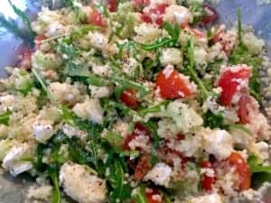 sałatka z kaszą kuskus z fetą i rukolą w misce