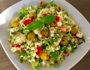 sałatka z kaszą kuskus gotowa do podania