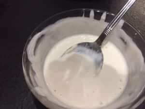 sos czosnkowy do sałatki z wędzonym kurczakiem