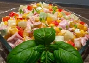 Kolorowa sałatka z wędzonym kurczakiem