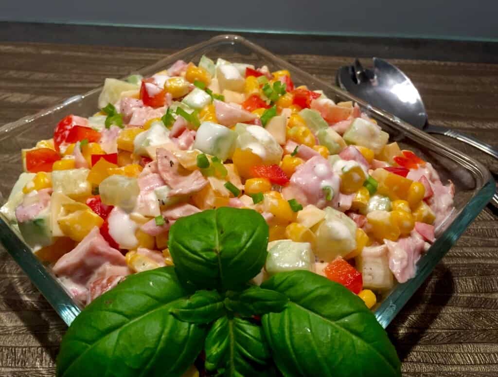 Kolorowa sałatka z wędzonym kurczakiem