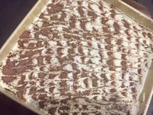 Wykończenie ciasta ferrero rocher bez pieczenia kremem mascarpone