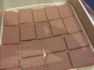 Układanie herbatników jako spód ciasta bez pieczenia