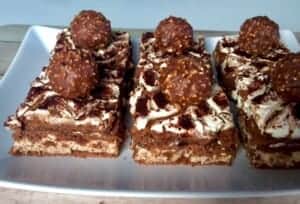 Porcja ciasta ferrero rocher bez pieczenia na talerzu