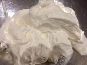 Ubijanie śmietanki i mascarpone na krem