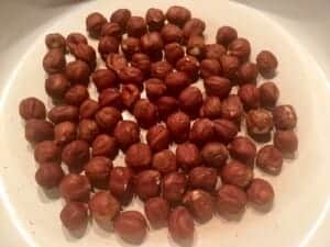 Podprażone orzechy do przygotowania ciasta ferrero