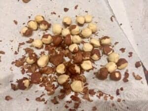 Obieranie i siekanie orzechów do przepisu na ciasto ferrero rocher