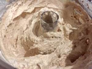 Mieszanie kremu kajmakowo-orzechowego do ciasta ferrero rocher