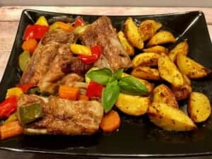 Żeberka pieczone z warzywami