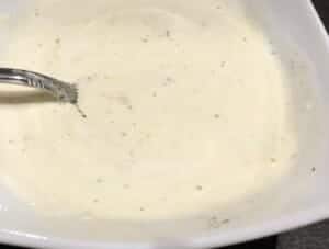 Sos czosnkowy do warstwowej sałatki brokułowej